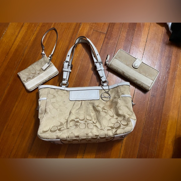 Vintage Coach 3 piece set. Shoulder bag wallet & wristlet tan white pink